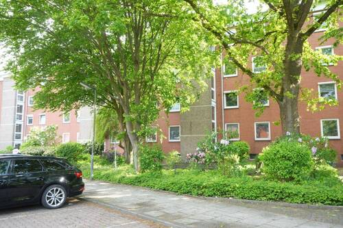 Straßenansicht mit Vorgarten - 3 Zimmer Etagenwohnung zur Miete in Bremen