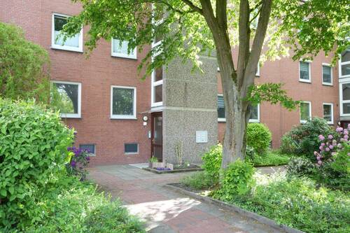 Hauseingang mit Vorgarten - 3 Zimmer Etagenwohnung in Bremen