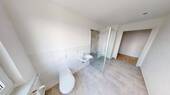 Bad mit Dusche - Großzügige 2-Raum-Wohnung mit bodengleicher Dusche