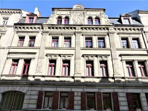 Frontfassade - FÜR DEN ÄSTHETEN! Faszinierend schöne 3 ZW (2. OG, komplett saniert, 1a Zustand) mit Wohlfühl-Balkon in charmantem Altbau nähe Fürther Stadtpark.