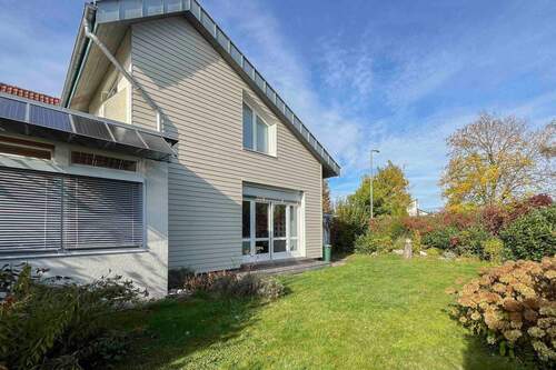 Garten mit Blick zum Haus - 