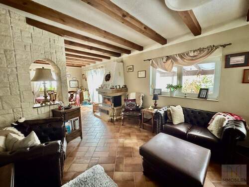 EG: Wohnzimmer mit Zugang zur Terasse - 