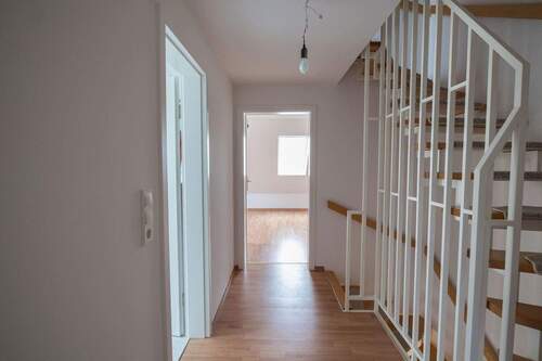Flur 1. Etage Blick n. hinten - 
