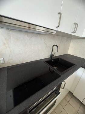 Neue Einbauküche - Erstbezug nach Renovierung 2.5-Zimmer Wohnung, mit Terrasse, Garten, EBK und TG-Stellplatz