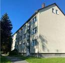 Bild 1 - Kleine, hübsche 2-Zimmer-Dachwohnung mit fast neuem Laminatboden, offener Küche und Badewanne