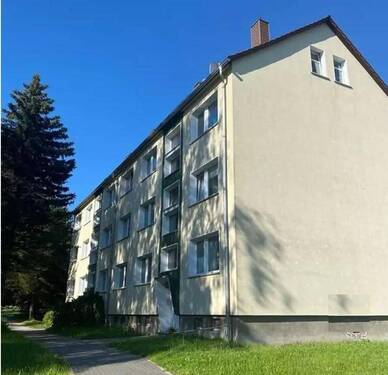 Bild 1 - Kleine, hübsche 2-Zimmer-Dachwohnung mit fast neuem Laminatboden, offener Küche und Badewanne