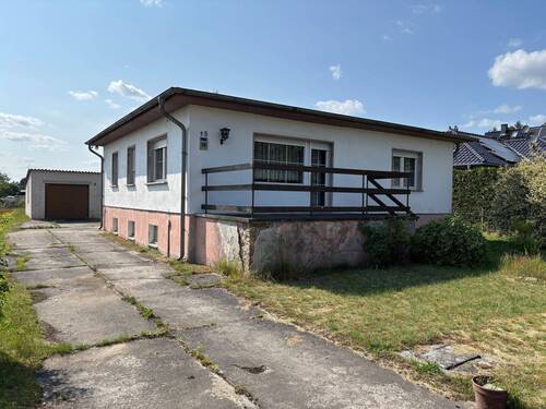 Hausseite mit Zufahrt - 