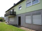 Ansicht Garten, Zugang Wohnung Untergeschoss - Familienfreundliches Einfamilienhaus mit Garten – inklusive Garage und Carport in Bad Brückenau zu verkaufen