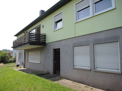 Ansicht Garten, Zugang Wohnung Untergeschoss - Familienfreundliches Einfamilienhaus mit Garten – inklusive Garage und Carport in Bad Brückenau zu verkaufen
