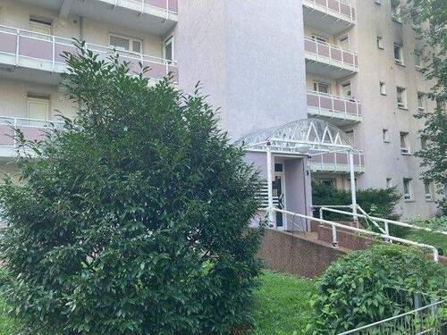 Hausansicht mit Blick auf den Eingangsbereich. - Erstbezug nach Modernisierung! - 720,00 EUR Kaltmiete, ca.  69,60 m² Wohnfläche