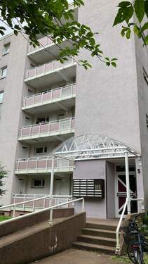 Vorderansicht des Mehrfamilienhauses. - 3 Zimmer Etagenwohnung in Offenbach am Main