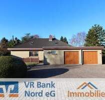 Wohnen zur ebenen Erde EFH mit Freizeitgebäude (Schwimmbad) u. Doppelgarage in unverbaubarer Südlage - Klixbüll