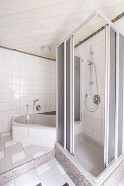 Tagesbelichtetes Bad mit Dusche und Wanne - Etagenwohnung mit 56,00 m&sup2; in Berlin zum Kaufen