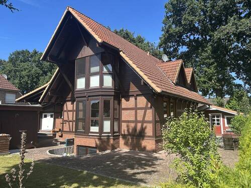 Nahansicht Haus - Kiebitzreihe bei Elmshorn-Fachwerkhaus mit Einliegerwohnung im Souterrain mit insgesamt 8 Zimmern