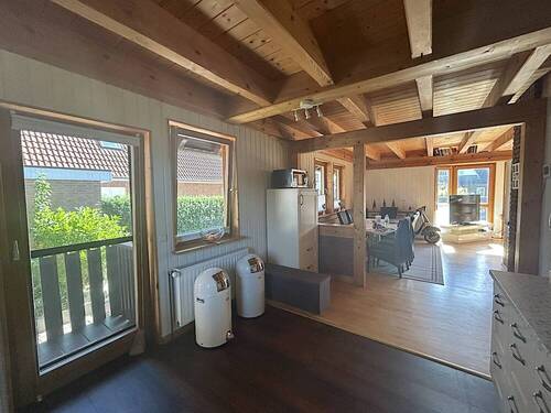 Einbauküche mit Blick zum Wohnzimmer - 