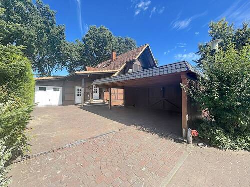 Carport und Auffahrt - 8 Zimmer Einfamilienhaus in Kiebitzreihe