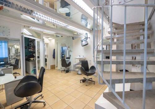 Aufgang vom Friseurstudio zur Galerie - 5 Zimmer Mehrfamilienhaus, Wohnhaus in Nürnberg