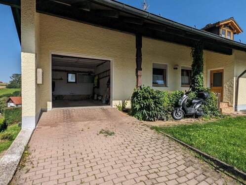 Zufahrt mit Garage - 1 Zimmer Einfamilienhaus in Kößlarn