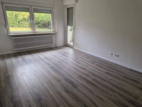 Wohnzimmer - Tolle 2-Zimmer-Erdgeschoss-Wohnung in ruhiger Lage