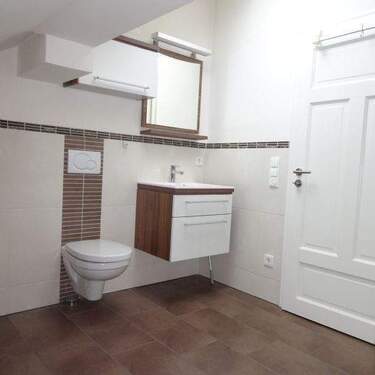 schickes Badezimmer mit hochwertigem Badmobiliar - 