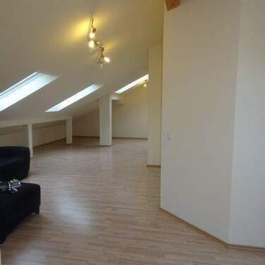 großzügiger Wohnbereich - 2 Zimmer Etagenwohnung zur Miete in Wang