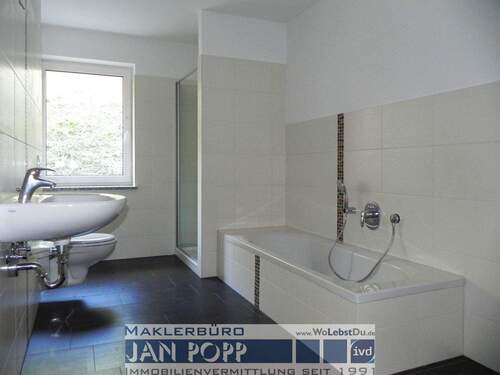 Tageslichtbad mit Wanne und Dusche - 