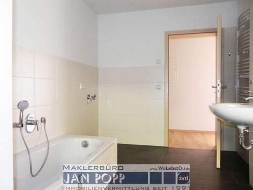 Tageslichtbad mit Wanne und Dusche - 