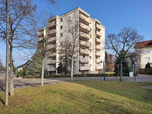 Straßenansicht - Attraktive 4-Zimmer-Wohnung mit zwei Balkonen und Blick ins Grüne in Hockenheim