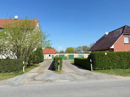 Rechts vor dem Haus - 