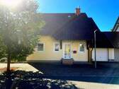 Straßenansicht - Obermohr - Gepflegtes Einfamilienhaus mit separater Einliegerwohnung und zwei Garagen