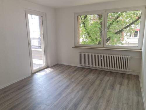 Wohnzimmer - Renovierte 2-Zimmer-Wohnung im 1. Obergeschoss zu vermieten!*Mit Balkon*