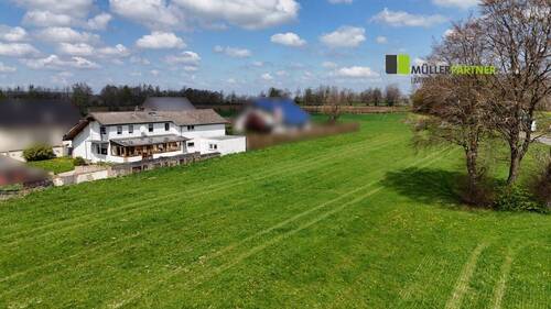 Rückansicht Drohne Feldrandlage - 