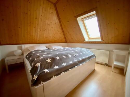 Schlafzimmer mit Dachfenster - 