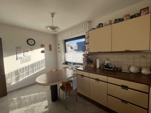 Geräumige, helle Küche - 