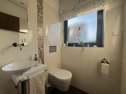 Modernes Gäste-WC mit Tageslicht - 