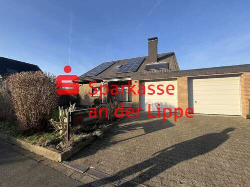 Ansicht mit der Doppelgarage - GROßZÜGIG AUF ALLEN EBENEN - MIT KELLER UND DOPPELGARAGE UND EINLIEGERWOHNUNG