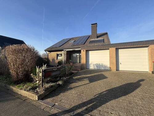 Ansicht mit der Doppelgarage - 5 Zimmer Einfamilienhaus zum Kaufen in Lünen