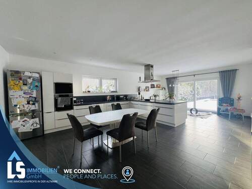 Hochwertige Einbauküche mit Sitzgelegenheit - 4 Zimmer Bungalow zum Kaufen in Stendal