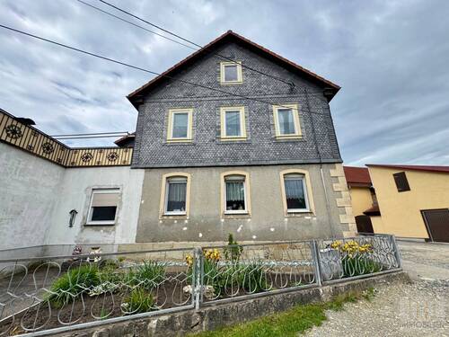 Seitenansicht mit kleinem Vorgarten - 