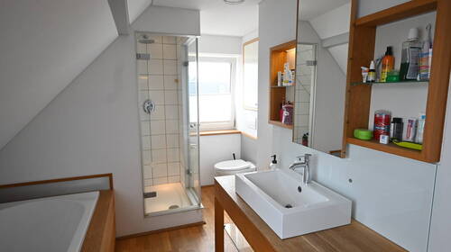 Badezimmer mit Dusche und Wanne - 