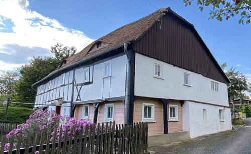 Seiten- und Frontansicht - 6 Zimmer Einfamilienhaus in Dittelsdorf