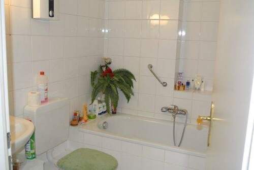Das innenliegende Bad mit Wanne - 2 Zimmer Etagenwohnung in Mülheim an der Ruhr