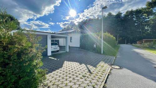 Eingang, Carport und Garage - 4 Zimmer Bungalow zum Kaufen in Schwepnitz
