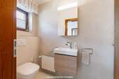 Gäste-WC - 7 Zimmer Einfamilienhaus in Stutensee