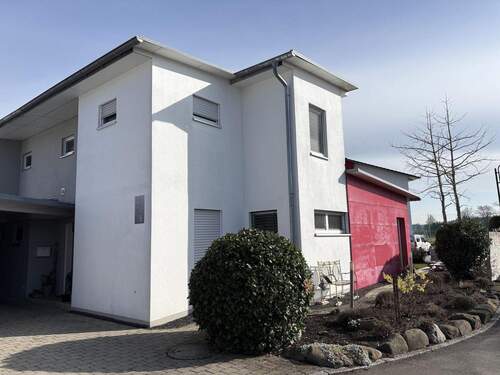 Hausansicht Eingangsbereich mit Stellplatz - Neuwertiges und modernes Einfamilienhaus mit großem Grundstück in Burgrieden