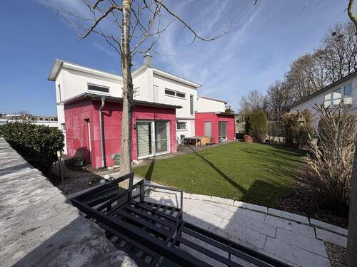 Geschützter Gartenbereich mit Naturseinmauer - 6 Zimmer Einfamilienhaus in Burgrieden