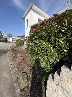 Seitenbereich des Hauses mit Außenanlage - Einfamilienhaus mit 180,00 m&sup2; in Burgrieden zum Kaufen