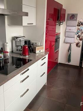 Küche mit angrenzender Speise-/Vorratskammer - 