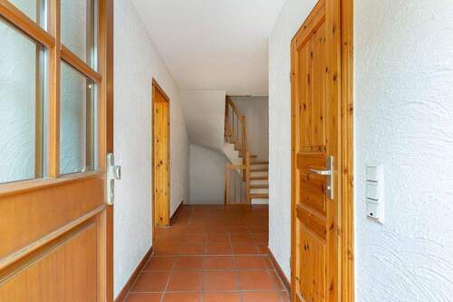 Eingangshalle - 7 Zimmer Doppelhaushälfte zum Kaufen in Rösrath