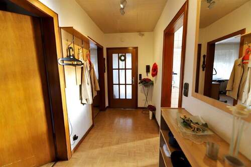 Treppenhaus - 5 Zimmer Einfamilienhaus in Lage